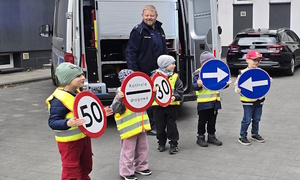 Policjant pokazuje dzieciom jak wygląda praca w policji