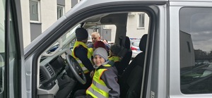 Policjant pokazuje dzieciom oznakowany radiowóz