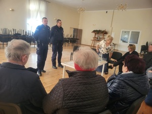 Dwóch policjantów prowadzących spotkanie oraz słuchacze