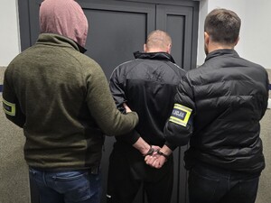 Dwóch policjantów i zatrzymany