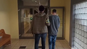 Policjant wraz z zatrzymanym mężczyzną