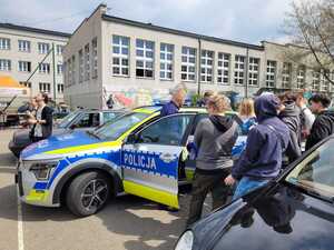 Policjant i uczestnicy