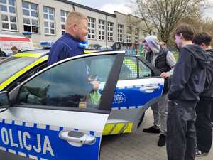 Policjant i uczestnicy