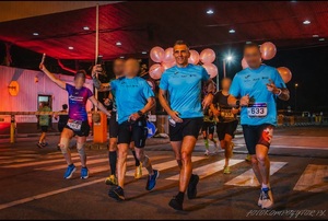 Biegnący uczestnicy ulicą. Foto : maratonzaglebiowski.pl