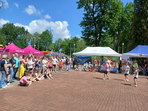 zdjęcie przedstawia występ dzieci