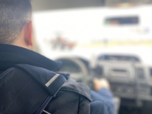 Policjant umundurowany - w radiowozie
