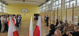 Umundurowani policjanci i funkcjonariusze innych służb mundurowych na rozpoczęciu roku szkilnego
