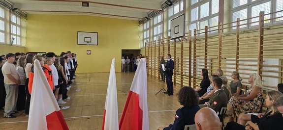 Umundurowani policjanci i funkcjonariusze innych służb mundurowych na rozpoczęciu roku szkilnego