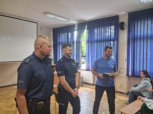Umundurowani policjanci na spotkaniu z młodzieżą szkolną.
