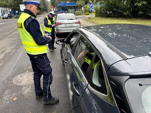 Umundurowani policjanci i radiowozy podczas działań na ulicach naszego miasta