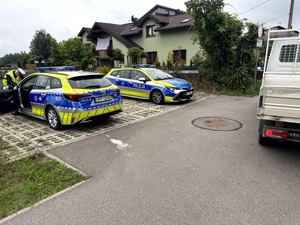 Umundurowani policjanci i radiowozy podczas działań na ulicach naszego miasta