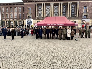 Umundurowani policjanci i kadeci szkoły mundurowej podczas ślubowania na Placu Wolności w Dąbrowie Górniczej