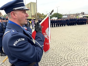 Umundurowani policjanci i kadeci szkoły mundurowej podczas ślubowania na Placu Wolności w Dąbrowie Górniczej