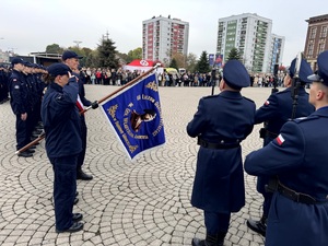 Umundurowani policjanci i kadeci szkoły mundurowej podczas ślubowania na Placu Wolności w Dąbrowie Górniczej