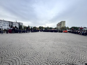 Umundurowani policjanci i kadeci szkoły mundurowej podczas ślubowania na Placu Wolności w Dąbrowie Górniczej