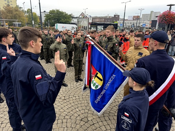 Umundurowani policjanci i kadeci szkoły mundurowej podczas ślubowania na Placu Wolności w Dąbrowie Górniczej