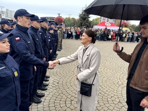 Umundurowani policjanci i kadeci szkoły mundurowej podczas ślubowania na Placu Wolności w Dąbrowie Górniczej