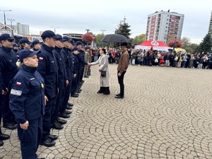 Umundurowani policjanci i kadeci szkoły mundurowej podczas ślubowania na Placu Wolności w Dąbrowie Górniczej