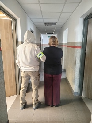 Nieumundurowany policjant z zatrzymaną