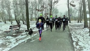 Grupa Biegaczy, na przodzie dziecko z psem.