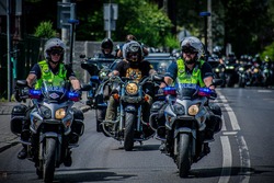 na zdjęciu dwóch umundurowanych policjantów na motocyklach zabezpieczają paradę motocyklową
